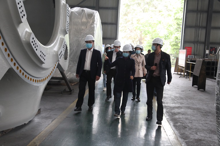 德陽(yáng)市委常委、市委組織部部長(zhǎng)、市委“兩新”組織工委書(shū)記王華蓉蒞臨仟坤集團(tuán)調(diào)研復(fù)工復(fù)產(chǎn)情況