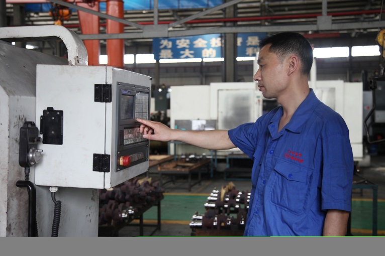 喜訊：2020年全國勞動模范和先進(jìn)工作者擬表彰人選公示 鑫坤機(jī)械汽配車間主任趙霞蓉在列